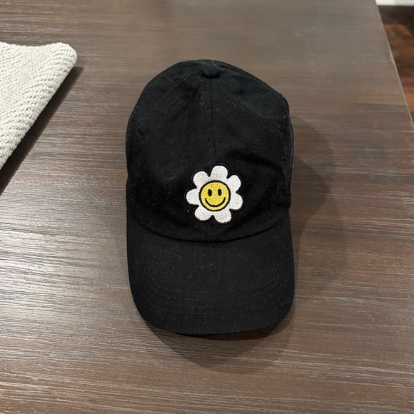 Women’s Black Smiley Face Flower Baseball Cap - Picture 1 of 3